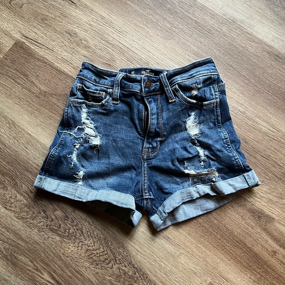 GUC HOLLISTER distressed curvy high rise 3” Jean Shorts